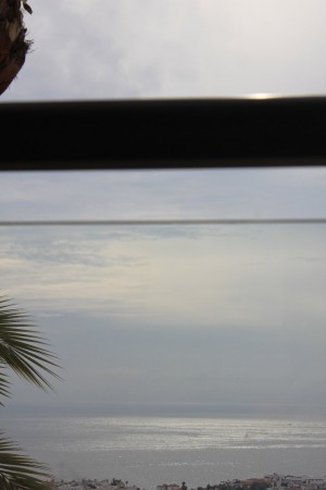 Havet ses ifrån balkongen.